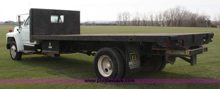 image for item 4814 1988 Ford F700 flatbed truck