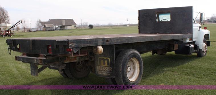 image for item 4814 1988 Ford F700 flatbed truck