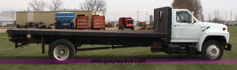 image for item 4814 1988 Ford F700 flatbed truck
