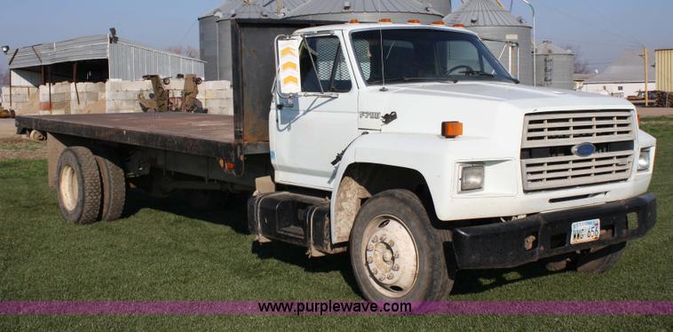 image for item 4814 1988 Ford F700 flatbed truck