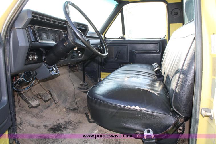 image for item 4814 1988 Ford F700 flatbed truck