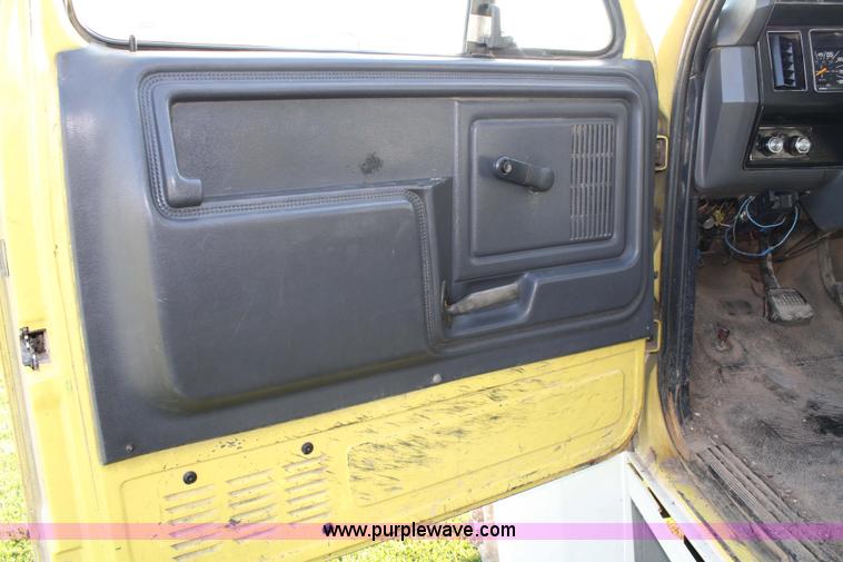 image for item 4814 1988 Ford F700 flatbed truck
