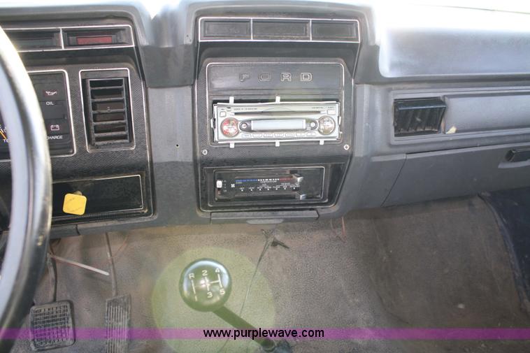 image for item 4814 1988 Ford F700 flatbed truck