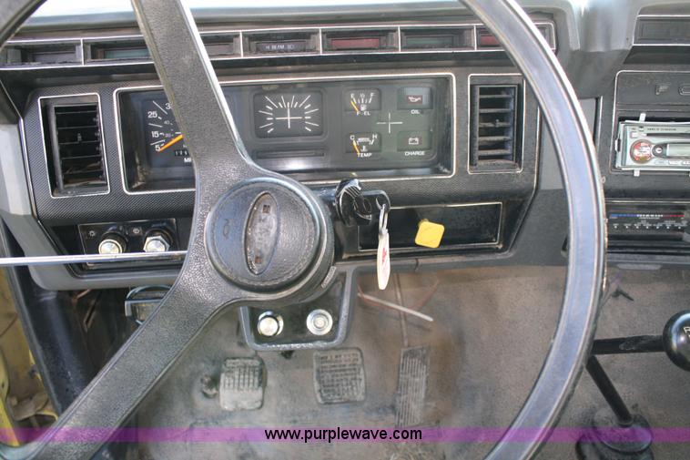 image for item 4814 1988 Ford F700 flatbed truck