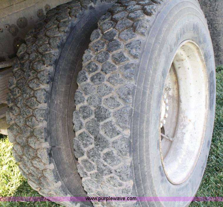 image for item 4814 1988 Ford F700 flatbed truck