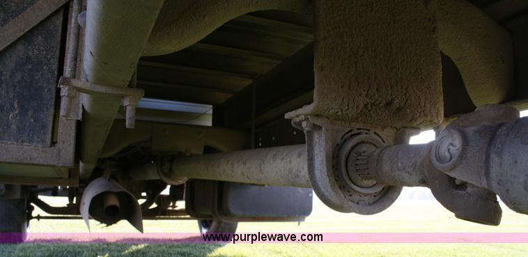 image for item 4814 1988 Ford F700 flatbed truck