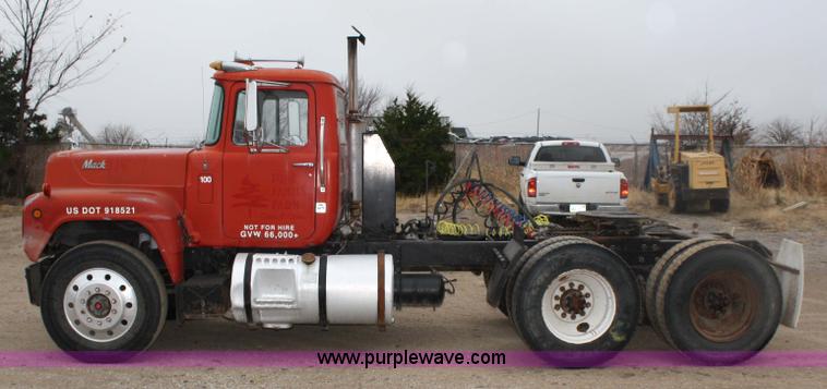 image for item 4828 1980 Mack semi truck