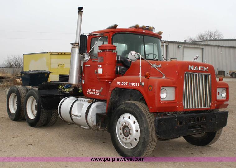 image for item 4828 1980 Mack semi truck