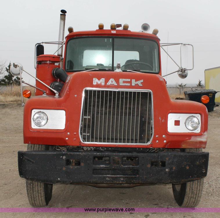 image for item 4828 1980 Mack semi truck