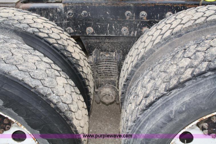 image for item 4828 1980 Mack semi truck