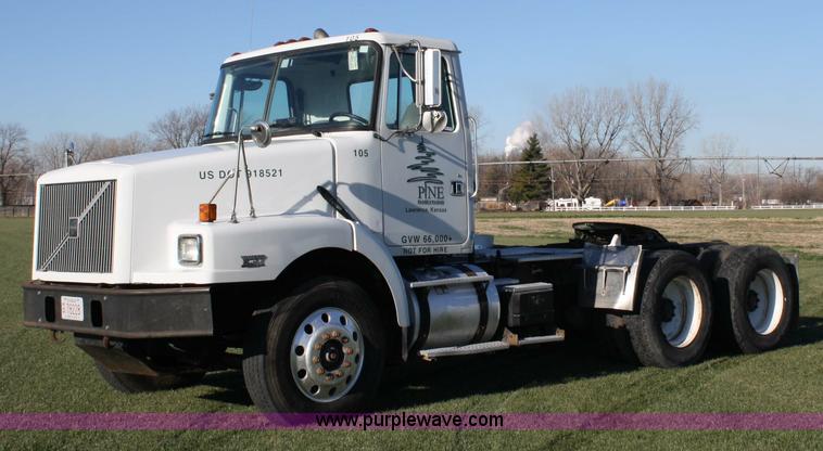 image for item 4882 2001 Volvo WG64T day cab truck tractor