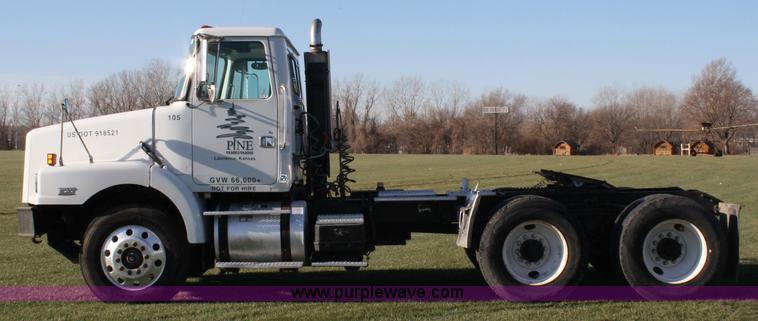 image for item 4882 2001 Volvo WG64T day cab truck tractor