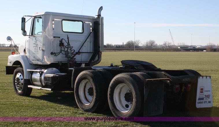 image for item 4882 2001 Volvo WG64T day cab truck tractor