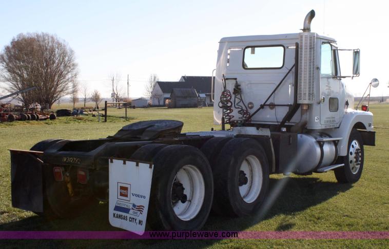 image for item 4882 2001 Volvo WG64T day cab truck tractor