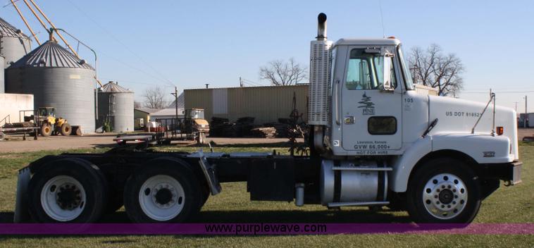 image for item 4882 2001 Volvo WG64T day cab truck tractor