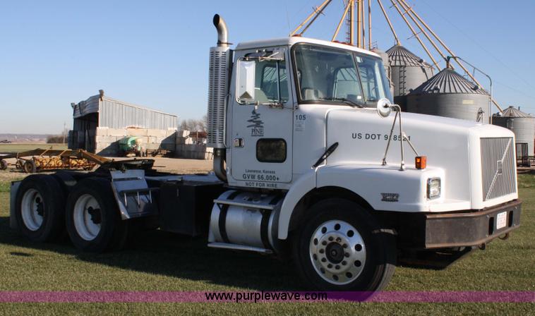 image for item 4882 2001 Volvo WG64T day cab truck tractor