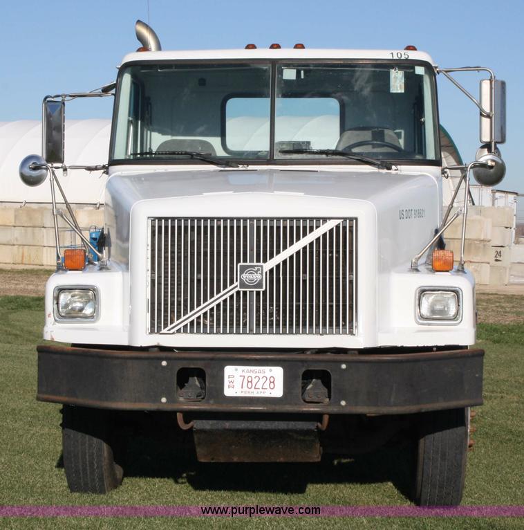 image for item 4882 2001 Volvo WG64T day cab truck tractor