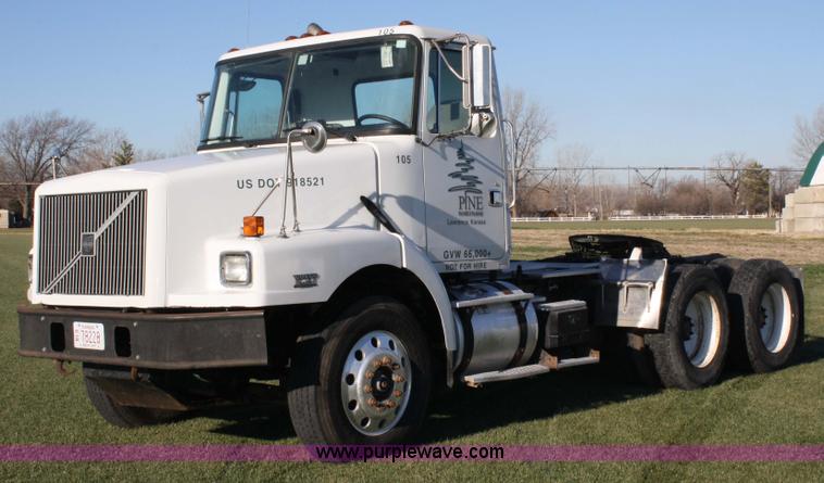 image for item 4882 2001 Volvo WG64T day cab truck tractor