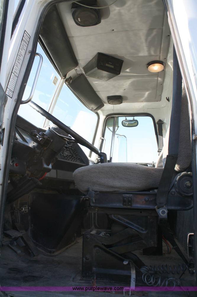 image for item 4882 2001 Volvo WG64T day cab truck tractor