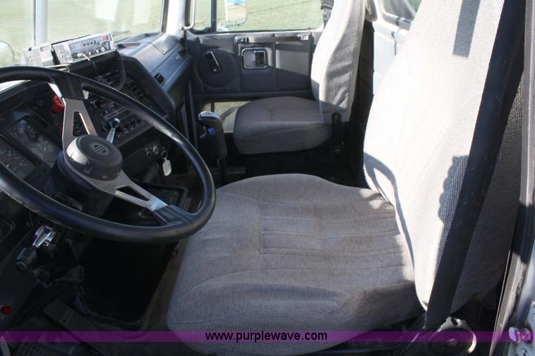 image for item 4882 2001 Volvo WG64T day cab truck tractor