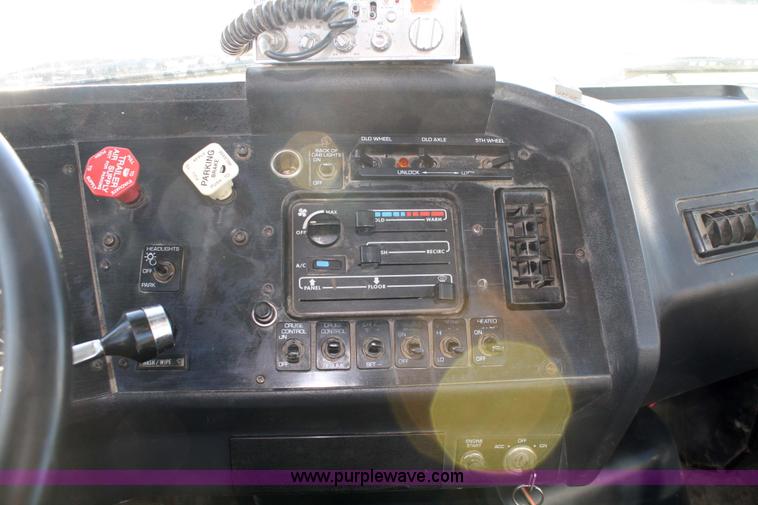 image for item 4882 2001 Volvo WG64T day cab truck tractor