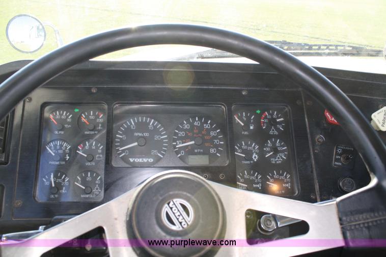 image for item 4882 2001 Volvo WG64T day cab truck tractor