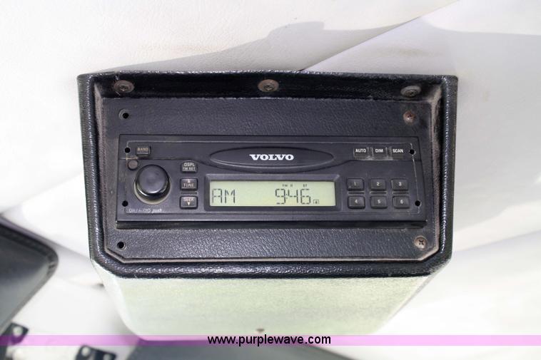 image for item 4882 2001 Volvo WG64T day cab truck tractor