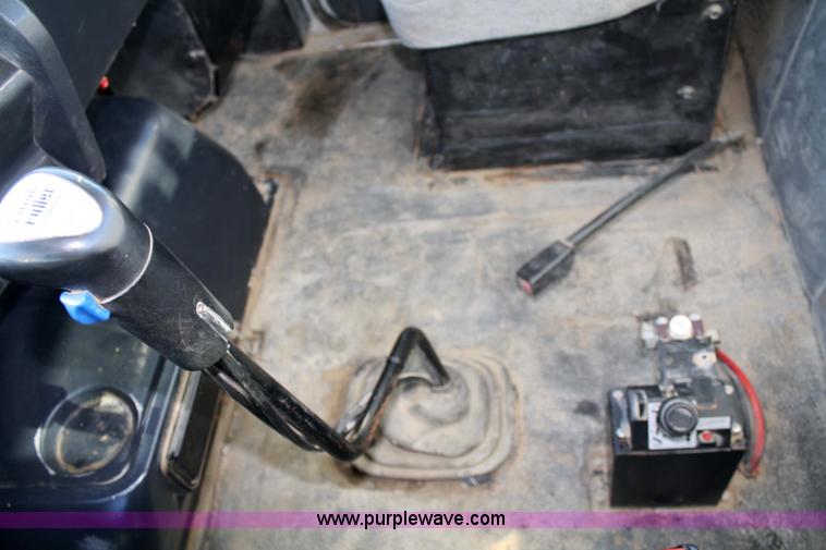 image for item 4882 2001 Volvo WG64T day cab truck tractor