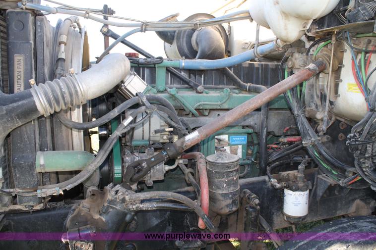 image for item 4882 2001 Volvo WG64T day cab truck tractor