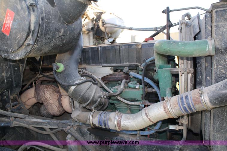 image for item 4882 2001 Volvo WG64T day cab truck tractor