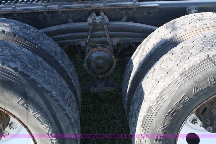 image for item 4882 2001 Volvo WG64T day cab truck tractor