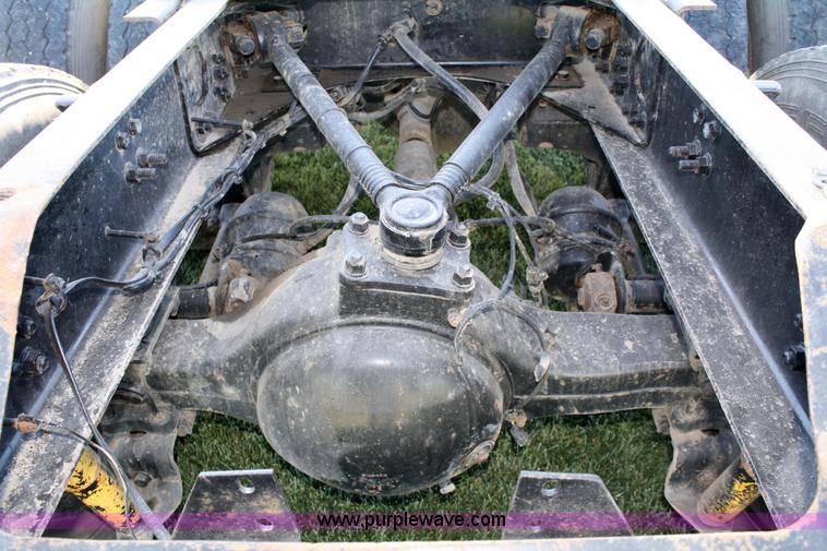 image for item 4882 2001 Volvo WG64T day cab truck tractor