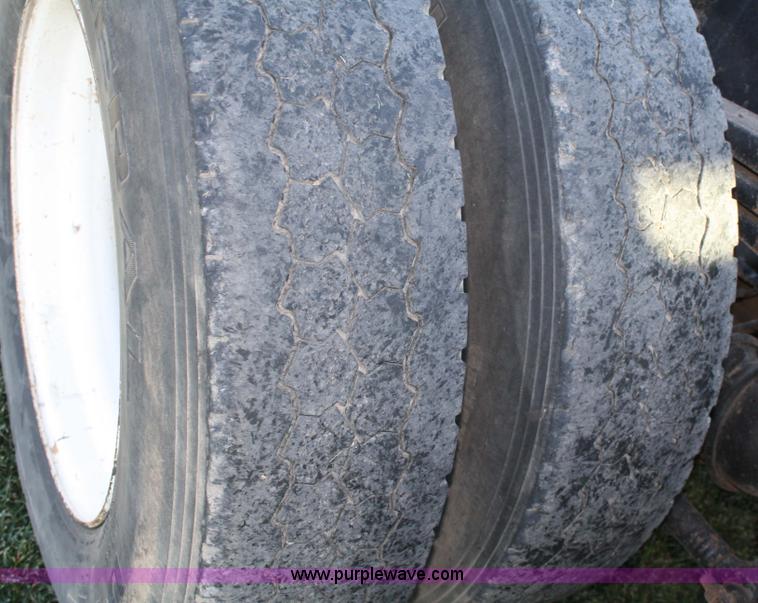 image for item 4882 2001 Volvo WG64T day cab truck tractor