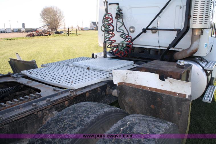 image for item 4882 2001 Volvo WG64T day cab truck tractor