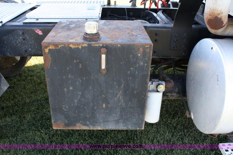 image for item 4882 2001 Volvo WG64T day cab truck tractor