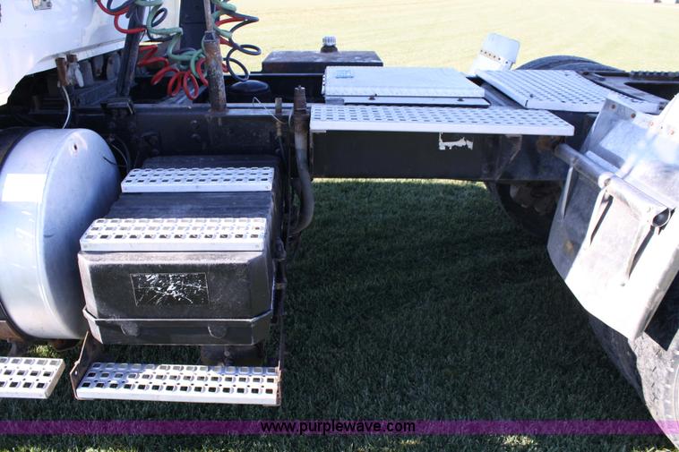 image for item 4882 2001 Volvo WG64T day cab truck tractor