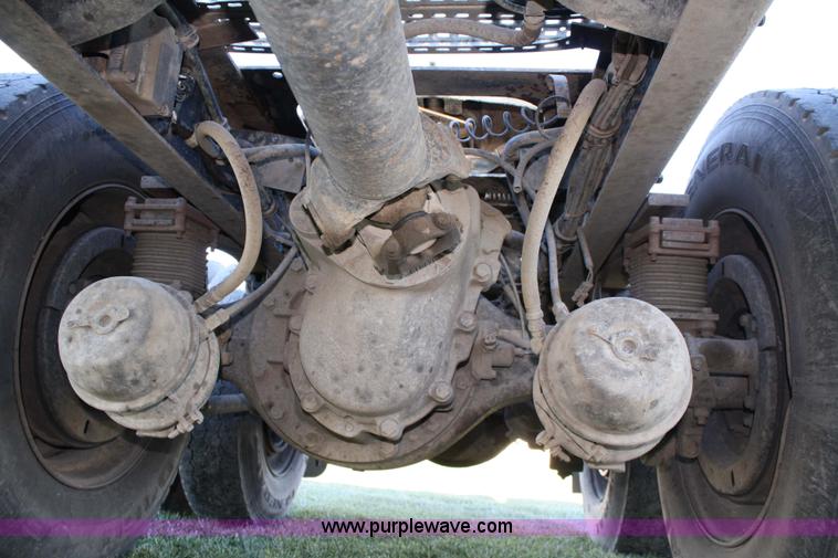 image for item 4882 2001 Volvo WG64T day cab truck tractor