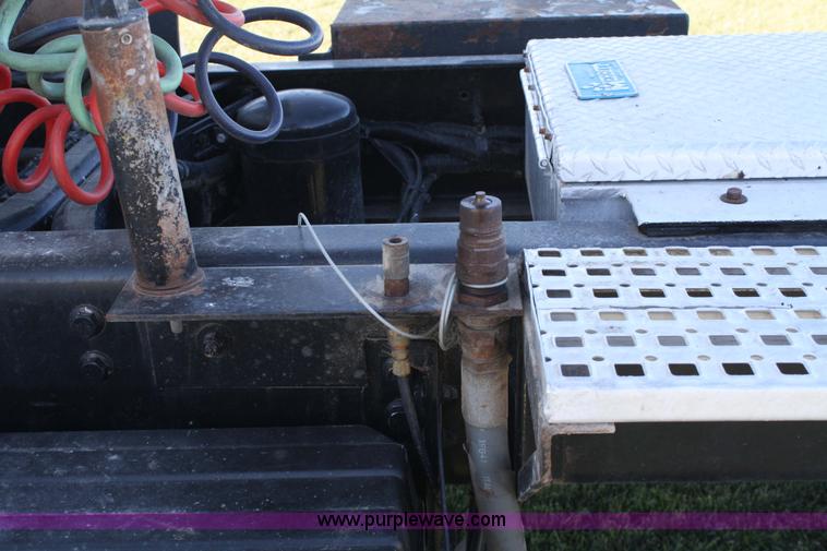 image for item 4882 2001 Volvo WG64T day cab truck tractor