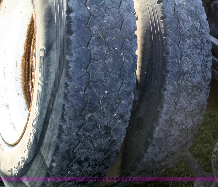 image for item 4882 2001 Volvo WG64T day cab truck tractor