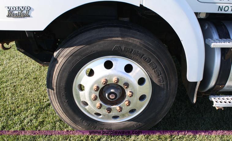 image for item 4882 2001 Volvo WG64T day cab truck tractor