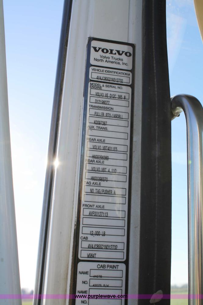 image for item 4882 2001 Volvo WG64T day cab truck tractor
