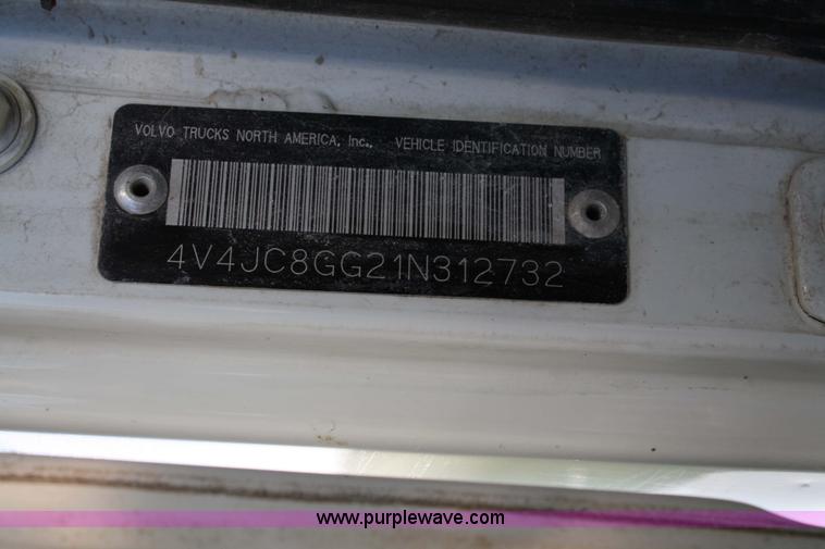 image for item 4882 2001 Volvo WG64T day cab truck tractor