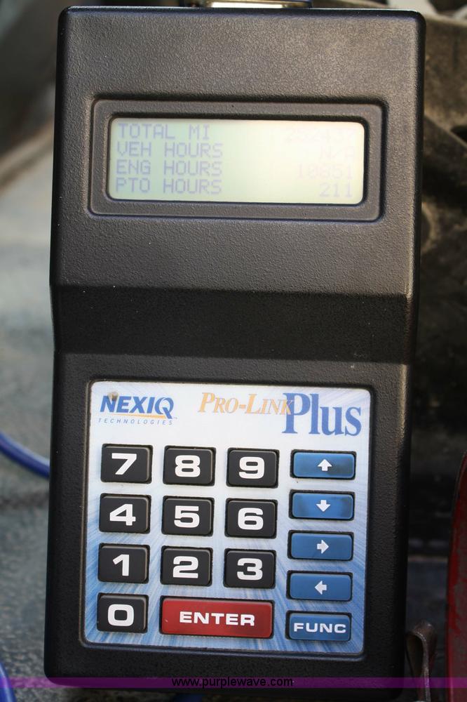 image for item 4882 2001 Volvo WG64T day cab truck tractor