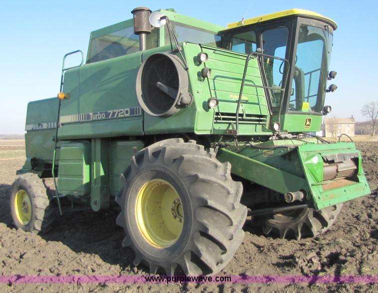 image for item 5142 1983 John Deere 7720 combine