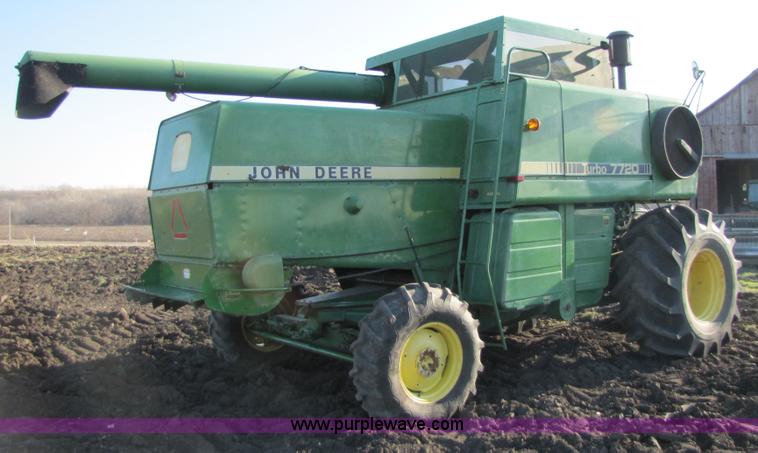 image for item 5142 1983 John Deere 7720 combine