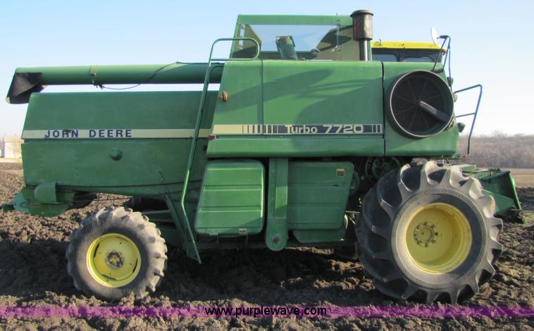 image for item 5142 1983 John Deere 7720 combine