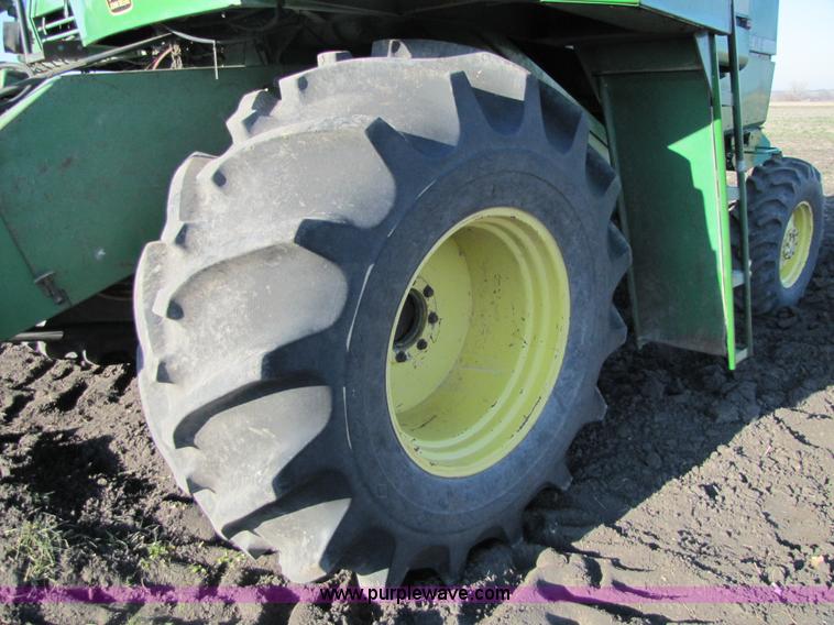 image for item 5142 1983 John Deere 7720 combine