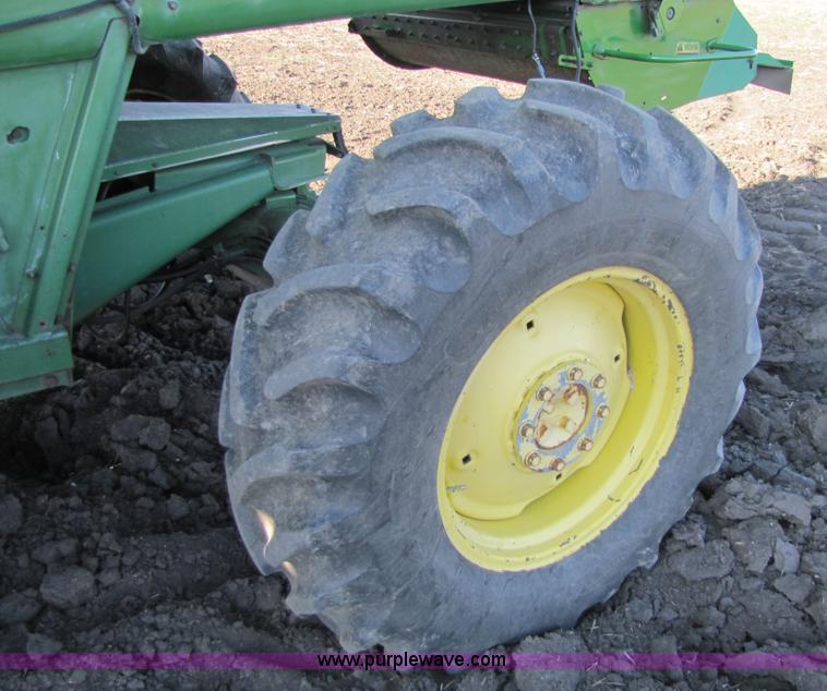 image for item 5142 1983 John Deere 7720 combine