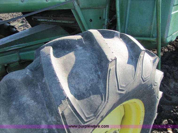 image for item 5142 1983 John Deere 7720 combine