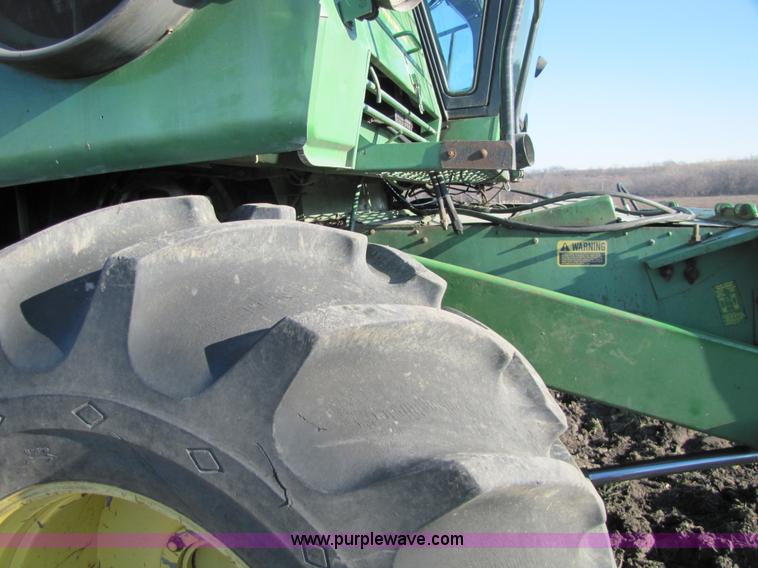 image for item 5142 1983 John Deere 7720 combine